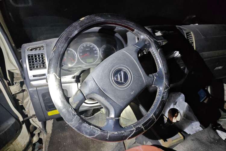 Used Foton Scenic 2014 2.5T Express Classic Short-Wheelbase Low-Roof 4J25TC Steering Wheel