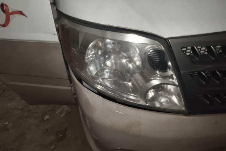 Used Foton Scenic 2016 2.0L Landscape Express Version Long Wheelbase Low Roof – 4Q20M Right Front Headlight