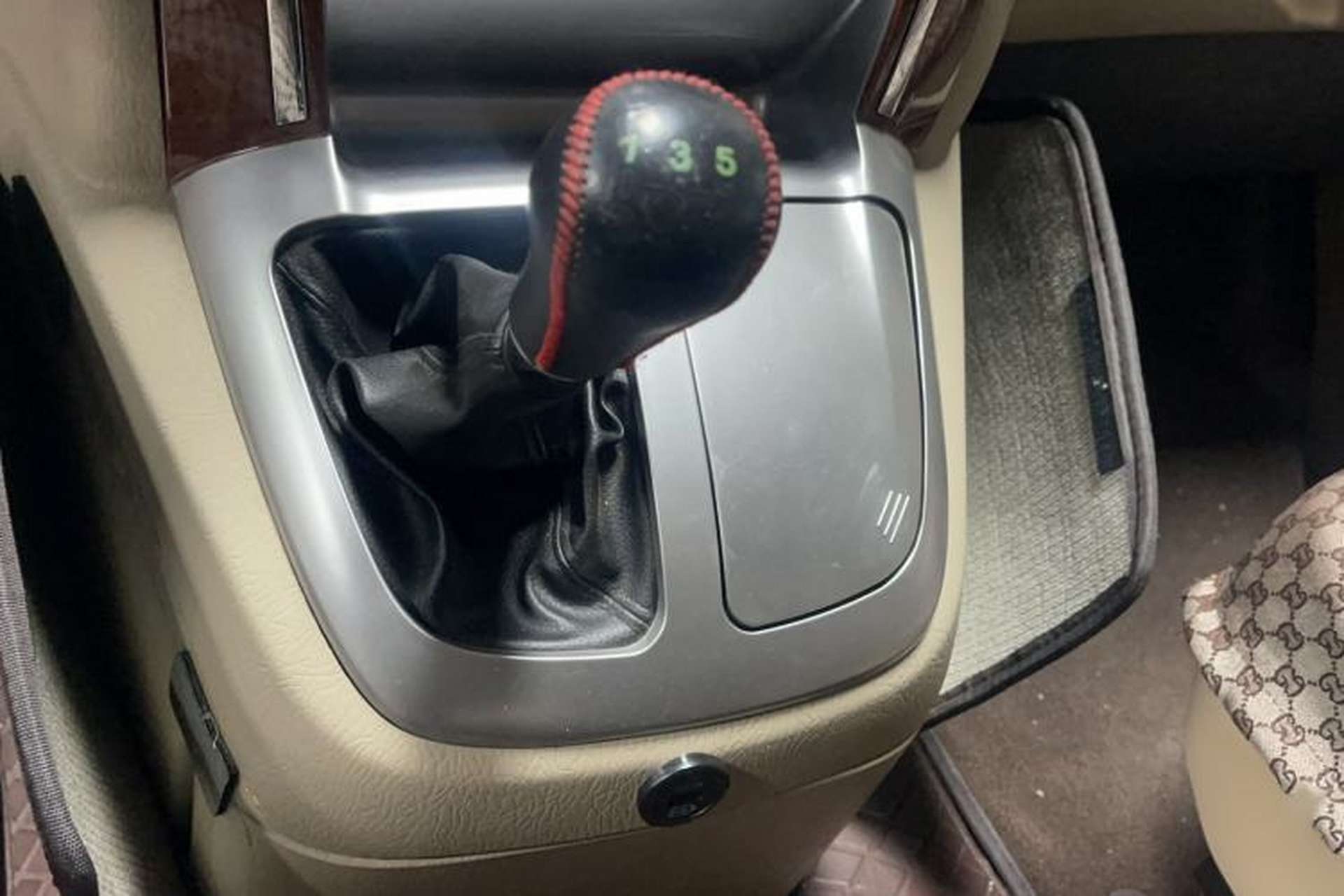 Used Foton Scenic G5 2023 2.0L Gasoline Commercial Version Passenger Van 7/9 Seats Model 1TZS Gear Lever