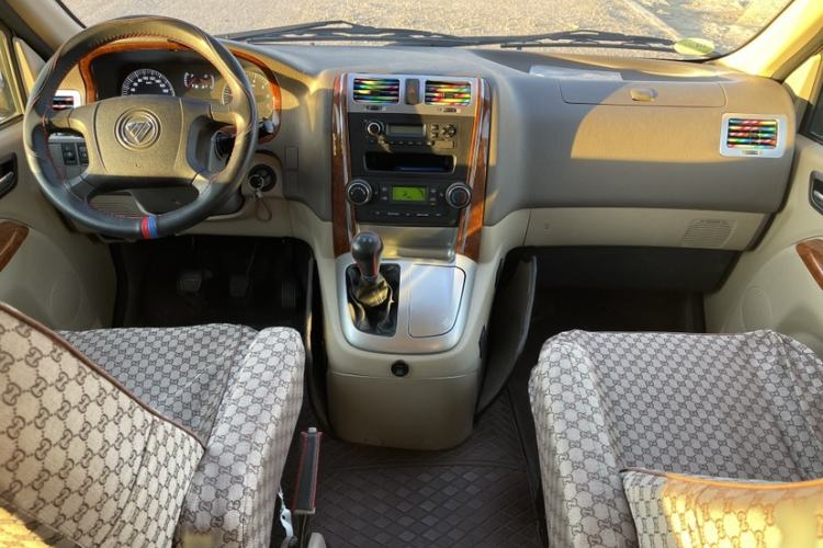 Used Foton Scenic G5 2023 2.0L Gasoline Commercial Version Passenger Van 7/9 Seats Model 1TZS Interior 4