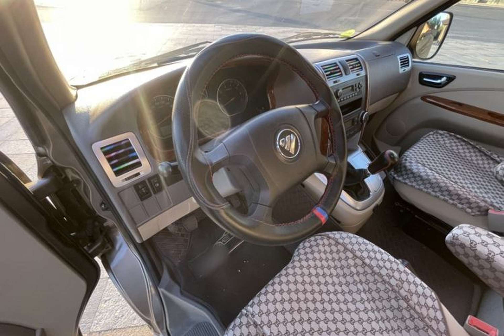 Used Foton Scenic G5 2023 2.0L Gasoline Commercial Version Passenger Van 7/9 Seats Model 1TZS Steering Wheel