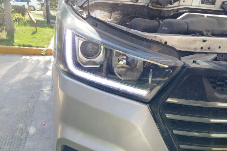Used Foton Scenic G5 2021 2.0L Gasoline Commercial Version 5-Seater Multi-Purpose Passenger Vehicle 1TZS Right Front Headlight