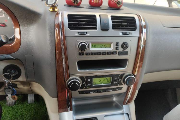 Used Foton Scenic G5 2019 2.0L Restyled New Express 7-Seater Multi-Purpose Passenger Vehicle 1TZ Audio And AC Panel