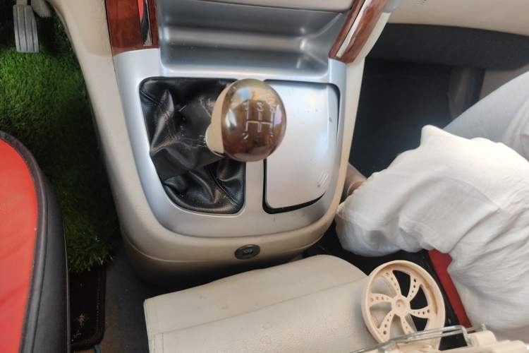 Used Foton Scenic G5 2019 2.0L Restyled New Express 7-Seater Multi-Purpose Passenger Vehicle 1TZ Gear Lever