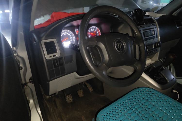 Used Foton Scenic G5 2019 2.0L Restyled New Express 6-Seater Multi-Purpose Passenger Vehicle 1TZ Center Console