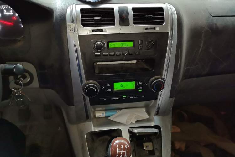 Used Foton Scenic G5 2019 2.0L Restyled New Express 6-Seater Multi-Purpose Passenger Vehicle 1TZ Audio And AC Panel