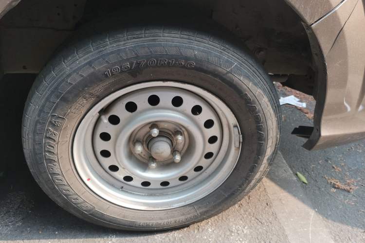 Used Foton Scenic G5 2020 2.0L Gasoline Commercial Version 6-Seater Multi-Purpose Passenger Vehicle 1TZS Right Front Wheel Hub