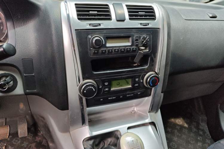 Used Foton Scenic G5 2021 2.0L Gasoline Commercial Version 5-Seater Multi-Purpose Passenger Vehicle 1TZS Audio And AC Panel