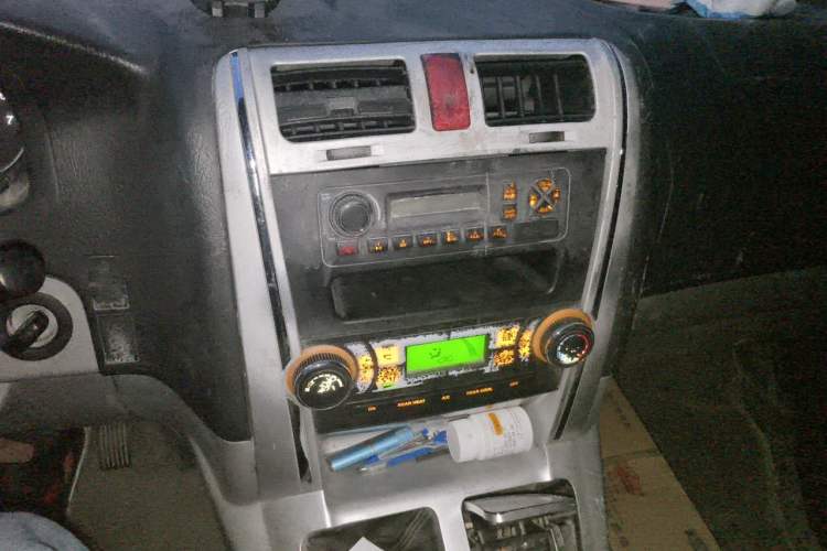 Used Foton Scenic G5 2021 2.0L Gasoline Commercial Version 6-Seater Multi-Purpose Passenger Vehicle 1TZS Audio And AC Panel