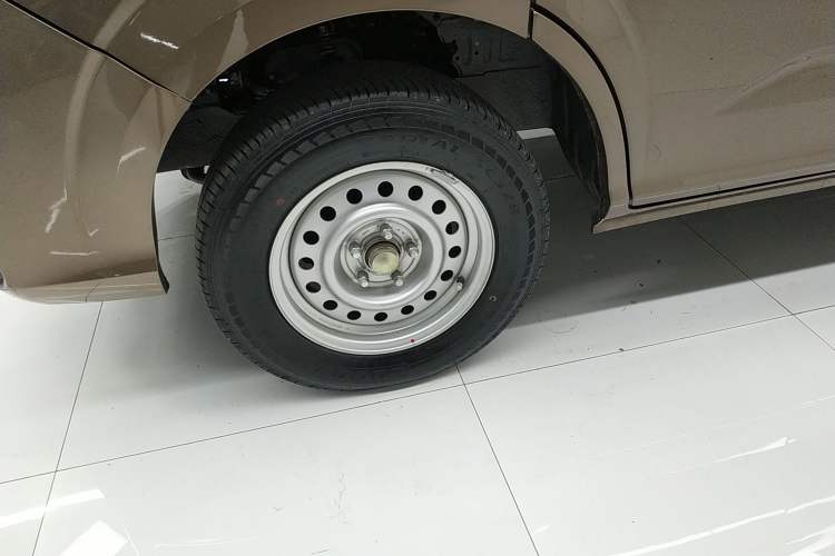 Used Foton Scenic G5 2021 2.0L Gasoline Commercial Version 6-Seater Multi-Purpose Passenger Vehicle 1TZS Left Front Wheel Hub