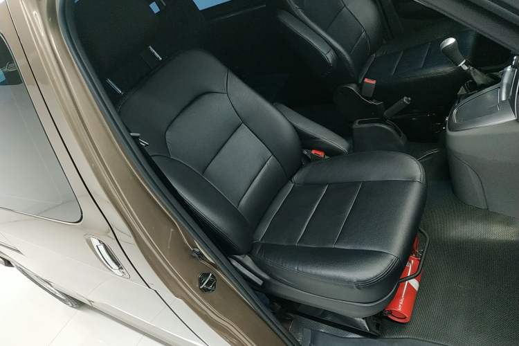 Used Foton Scenic G5 2021 2.0L Gasoline Commercial Version 6-Seater Multi-Purpose Passenger Vehicle 1TZS Right Front Seat