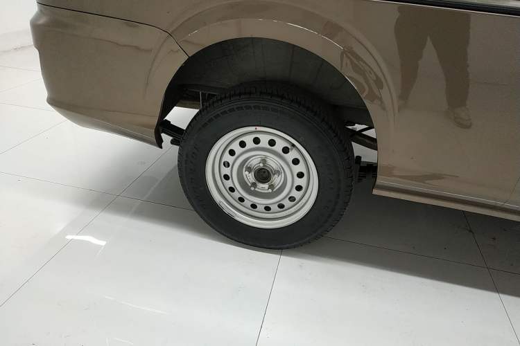 Used Foton Scenic G5 2021 2.0L Gasoline Commercial Version 6-Seater Multi-Purpose Passenger Vehicle 1TZS Right Rear Wheel Hub