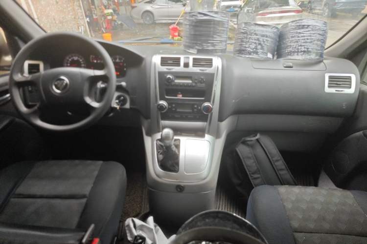 Used Foton Scenic G5 2021 2.0T Diesel Commercial Version 6-Seater Multi-Purpose Passenger Vehicle 4F20TC3 Center Console