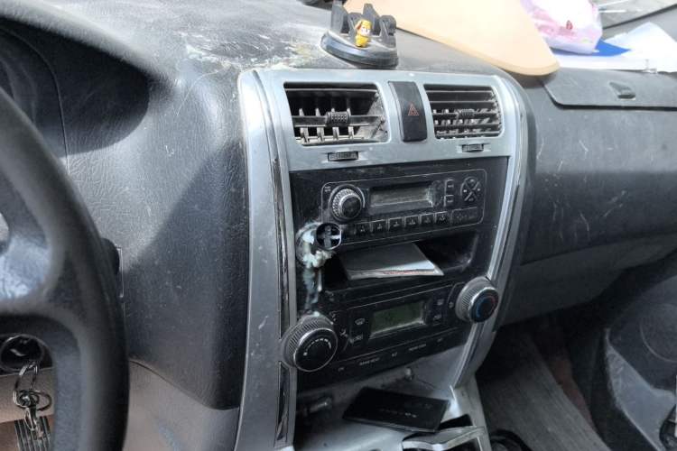 Used Foton Scenic G5 2021 2.0L Gasoline Commercial Version 6-Seater Multi-Purpose Passenger Vehicle 1TZS Audio And AC Panel