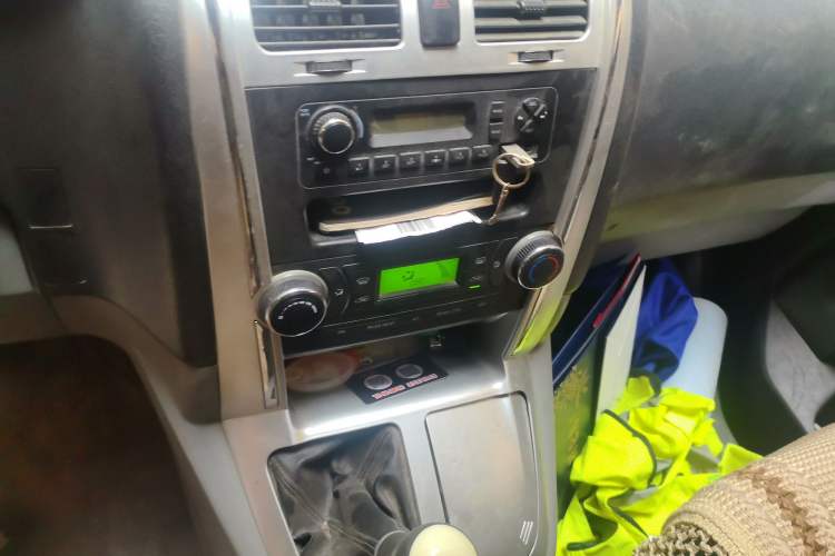 Used Foton Scenic G5 2021 2.0L Gasoline Commercial Version 6-Seater Multi-Purpose Passenger Vehicle 1TZS Audio And AC Panel