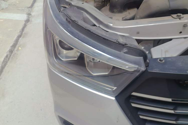 Used Foton Scenic G5 2021 2.0L Gasoline Commercial Version 6-Seater Multi-Purpose Passenger Vehicle 1TZS Right Front Headlight