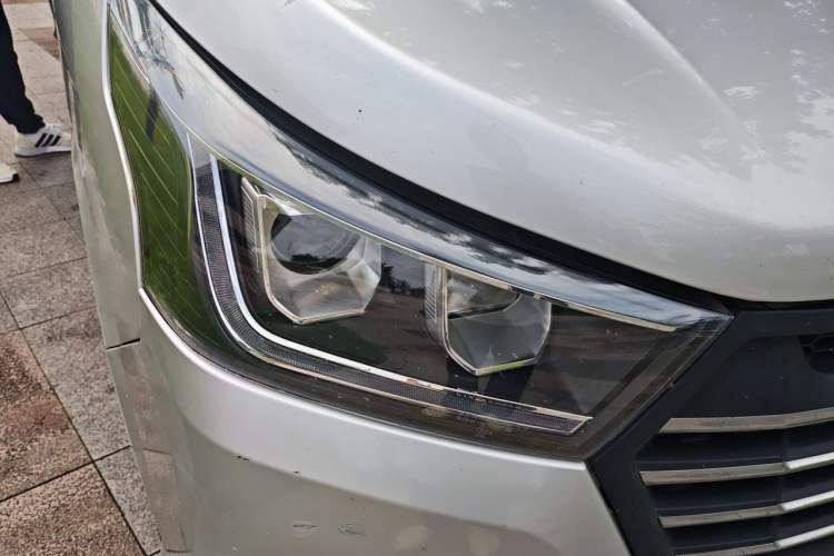 Used Foton Scenic G5 2021 2.0L Gasoline Commercial Version 6-Seater Multi-Purpose Passenger Vehicle 1TZS Right Front Headlight