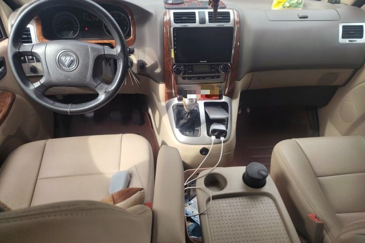 Used Foton Scenic G5 2022 2.0T Diesel Business & Travel Van 7/9 Seats 4F20TC3 Center Console