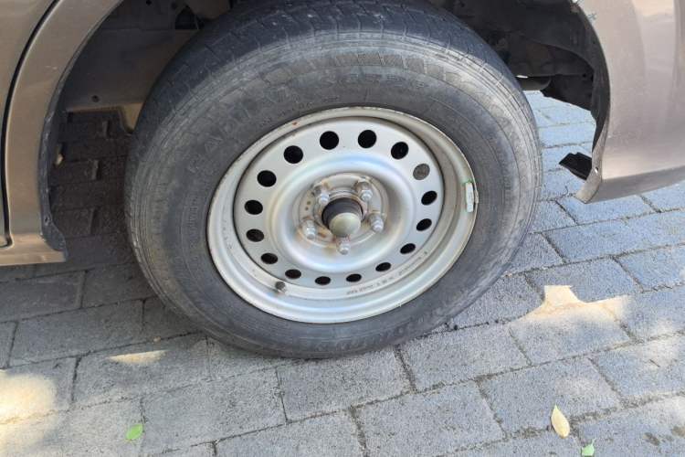Used Foton Scenic G5 2022 2.0L Gasoline Commercial Version Open-Window 5/6-Seater 1TZS Right Front Wheel Hub