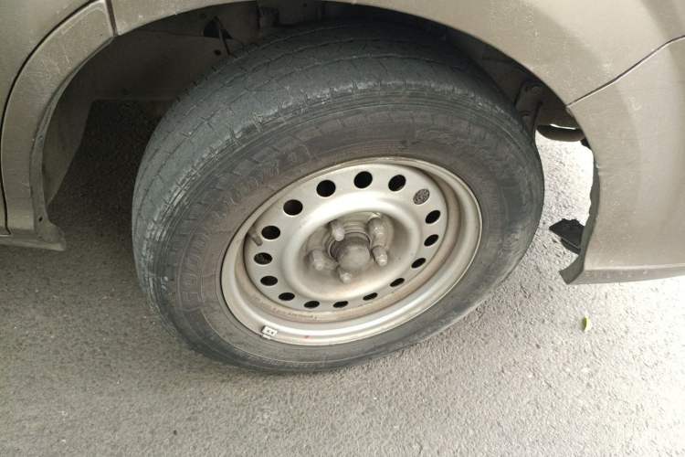 Used Foton Scenic G5 2022 2.0L Gasoline Commercial Version Open-Window 5/6-Seater 1TZS Right Front Wheel Hub