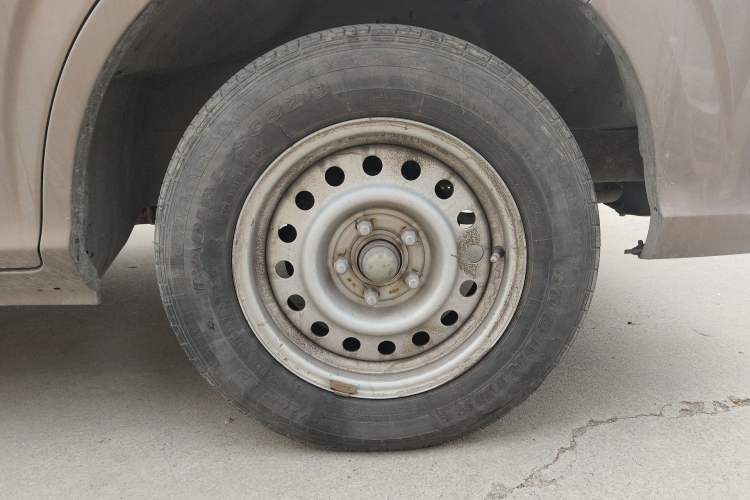 Used Foton Scenic G5 2022 2.0L Gasoline Commercial Version Open-Window 5/6-Seater 1TZS Right Front Wheel Hub