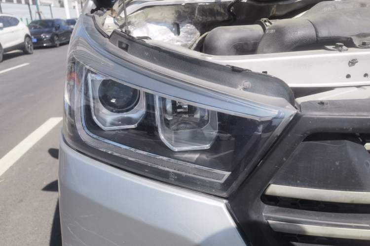 Used Foton Scenic G5 2022 2.0L Gasoline Commercial Version Open-Window 5/6-Seater 1TZS Right Front Headlight
