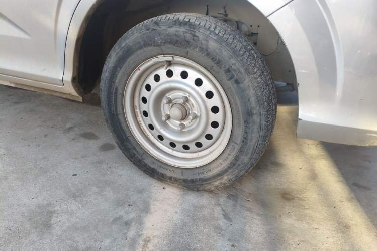 Used Foton Scenic G5 2022 2.0L Gasoline Commercial Version Open-Window 5/6-Seater 1TZS Right Front Wheel Hub