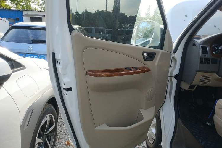Used Foton Scenic G5 2022 2.0T Diesel Business & Travel Van 7/9 Seats 4F20TC3 Left Front Door Interior
