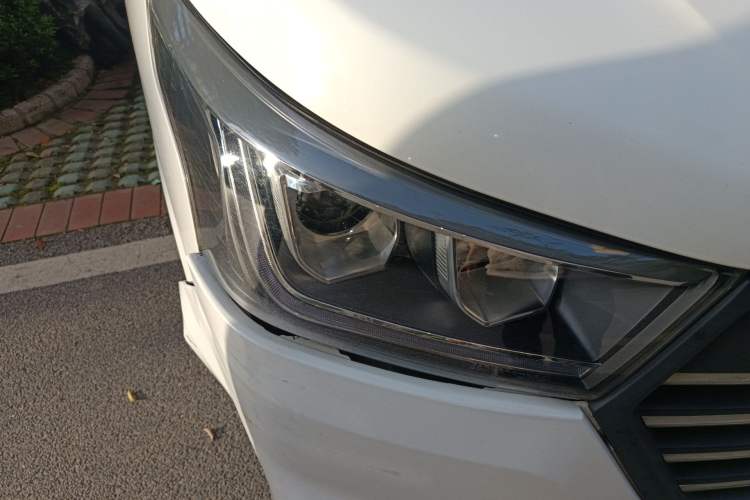 Used Foton Scenic G5 2022 2.0L Gasoline Commercial Version Open-Window 5/6-Seater 1TZS Right Front Headlight