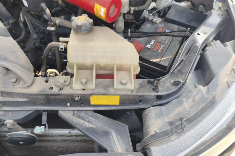 Used Foton Scenic G5 2023 2.0L Gasoline Commercial Version Open-Window 10-Seater 1TZS Engine Bay Left