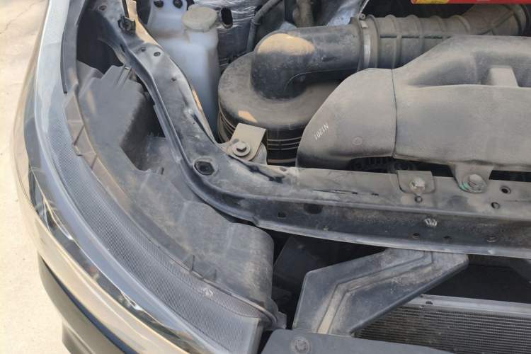 Used Foton Scenic G5 2023 2.0L Gasoline Commercial Version Open-Window 10-Seater 1TZS Engine Bay Right