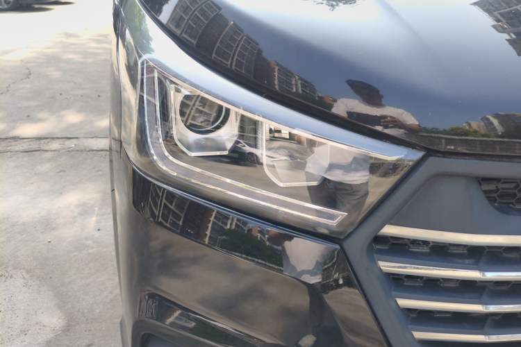 Used Foton Scenic G5 2023 2.0L Gasoline Commercial Version Open-Window 10-Seater 1TZS Right Front Headlight