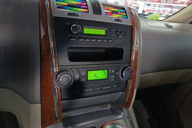 Used Foton Scenic G5 2023 2.0L Gasoline Commercial Version Passenger Van 7/9 Seats Model 1TZS Audio And AC Panel