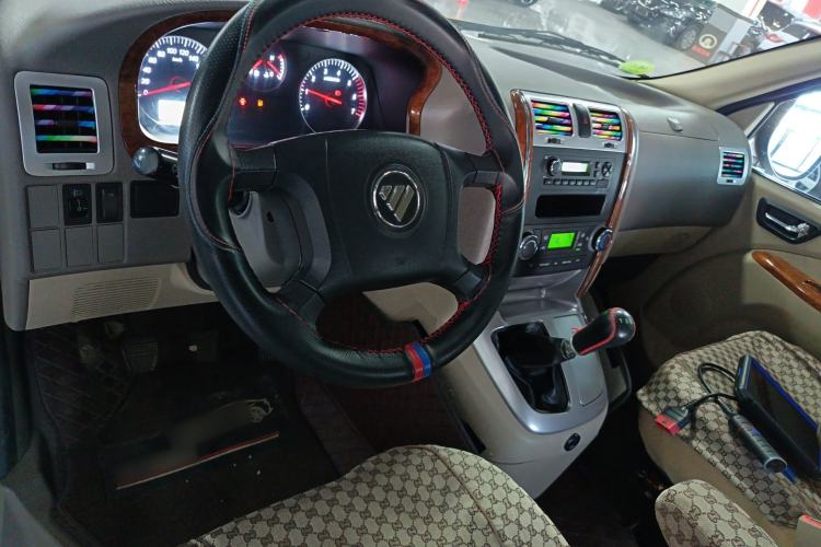 Used Foton Scenic G5 2023 2.0L Gasoline Commercial Version Passenger Van 7/9 Seats Model 1TZS Center Console