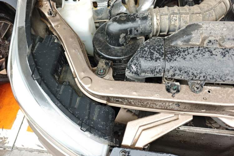 Used Foton Scenic G5 2023 2.0L Gasoline Commercial Version Open-Window 5/6-Seater 1TZS Engine Bay Right
