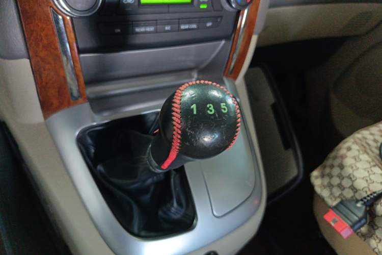 Used Foton Scenic G5 2023 2.0L Gasoline Commercial Version Passenger Van 7/9 Seats Model 1TZS Gear Lever