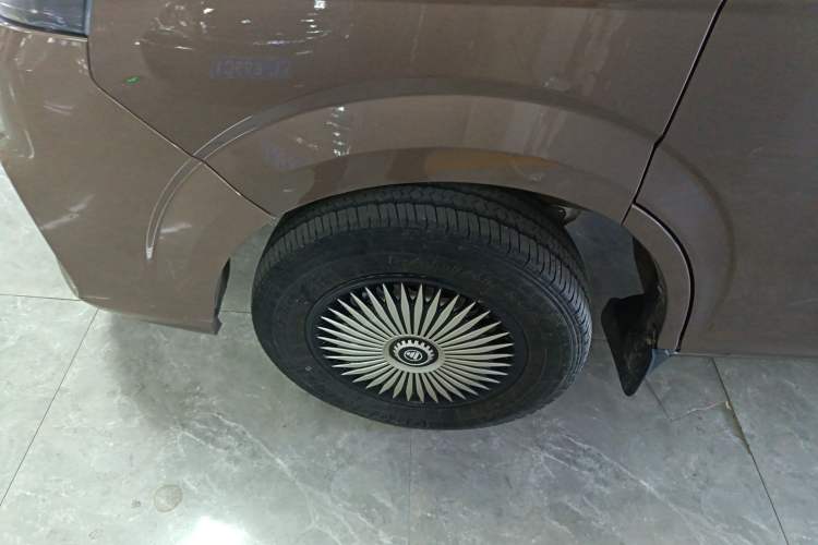 Used Foton Scenic G5 2023 2.0L Gasoline Commercial Version Passenger Van 7/9 Seats Model 1TZS Left Front Wheel Hub