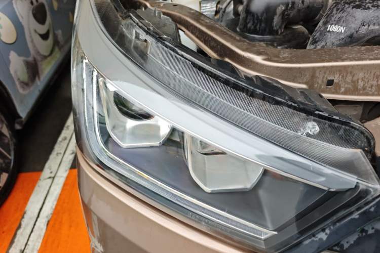 Used Foton Scenic G5 2023 2.0L Gasoline Commercial Version Open-Window 5/6-Seater 1TZS Right Front Headlight