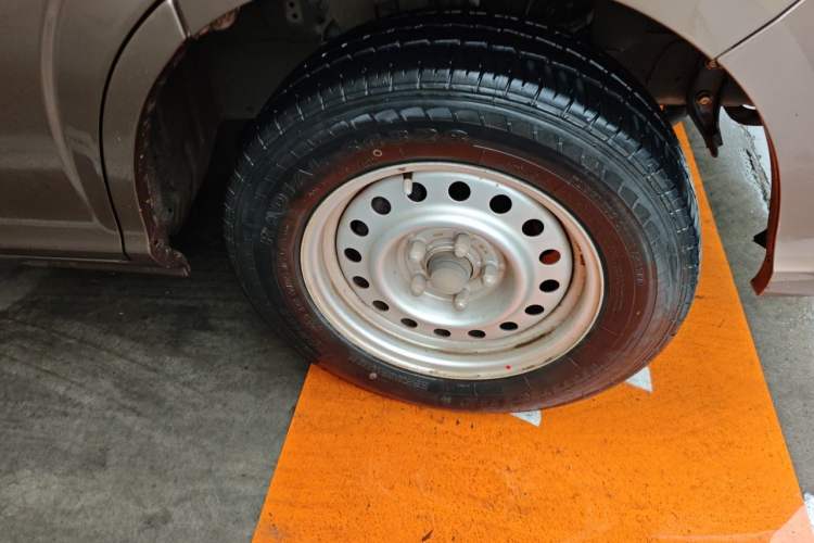 Used Foton Scenic G5 2023 2.0L Gasoline Commercial Version Open-Window 5/6-Seater 1TZS Right Front Wheel Hub
