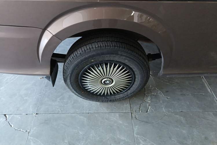 Used Foton Scenic G5 2023 2.0L Gasoline Commercial Version Passenger Van 7/9 Seats Model 1TZS Right Rear Wheel Hub