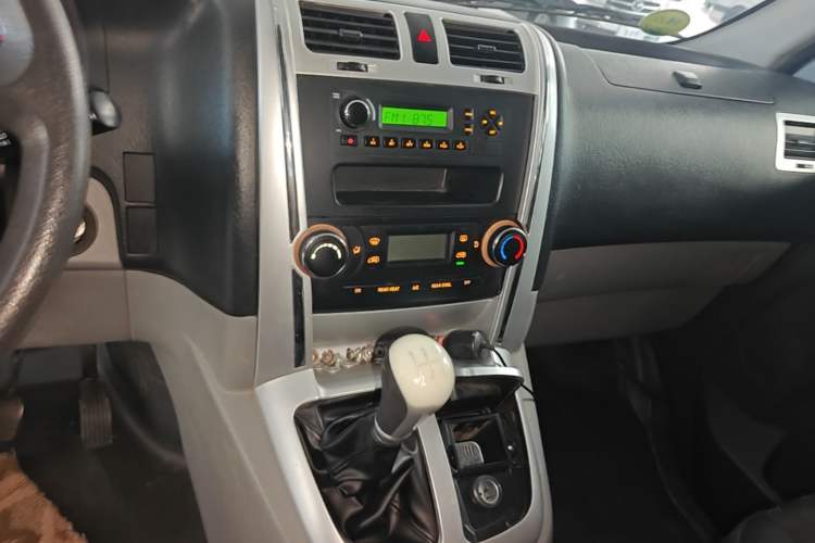 Used Foton Scenic G5 2023 2.0L Gasoline Commercial Version Open-Window 5/6-Seater 1TZS Audio And AC Panel