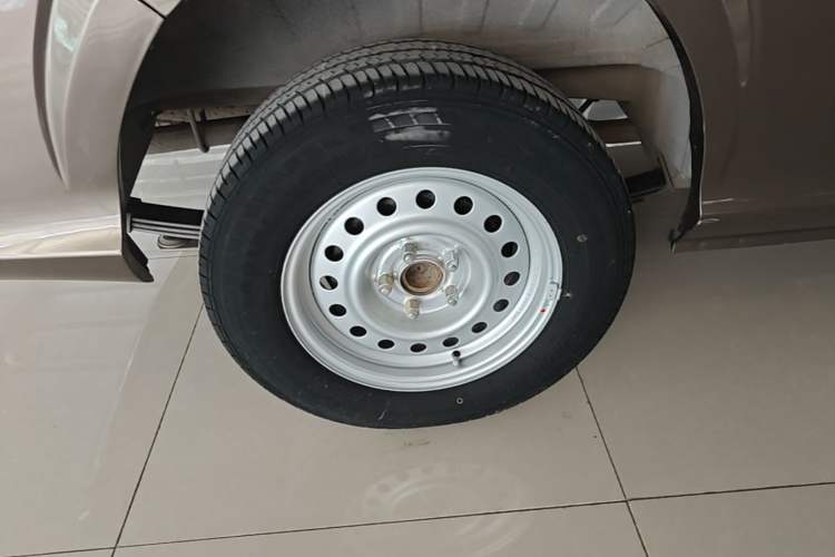 Used Foton Scenic G5 2023 2.0L Gasoline Commercial Version Open-Window 5/6-Seater 1TZS Right Rear Wheel Hub