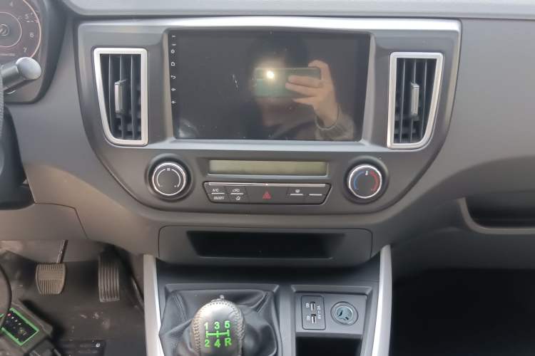 Used Foton Scenic G5 2023 2.0L Gasoline Commercial Version Open-Window 5/6-Seater DAN20L Audio And AC Panel