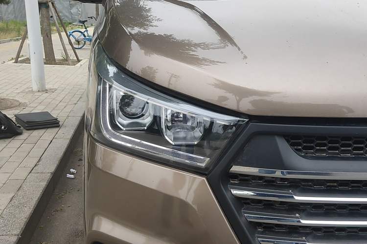 Used Foton Scenic G5 2023 2.0L Gasoline Commercial Version Open-Window 10-Seater DAN20L Right Front Headlight