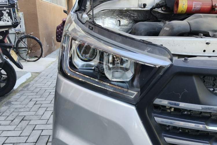 Used Foton Scenic G5 2023 2.0L Gasoline Commercial Version Open-Window 10-Seater 1TZS Right Front Headlight