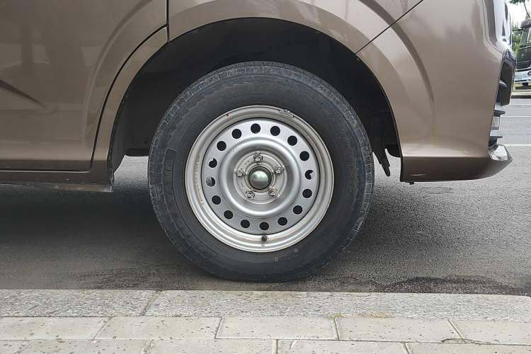 Used Foton Scenic G5 2023 2.0L Gasoline Commercial Version Open-Window 10-Seater DAN20L Right Front Wheel Hub