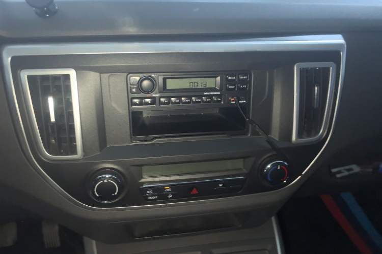 Used Foton Scenic G5 2023 2.0L Gasoline Commercial Version Open-Window 5/6-Seater DAN20L Audio And AC Panel