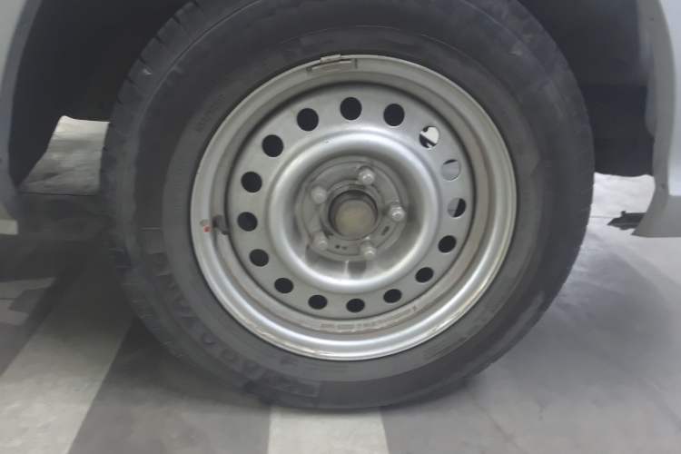 Used Foton Scenic G5 2023 2.0L Gasoline Commercial Version Open-Window 5/6-Seater DAN20L Right Front Wheel Hub