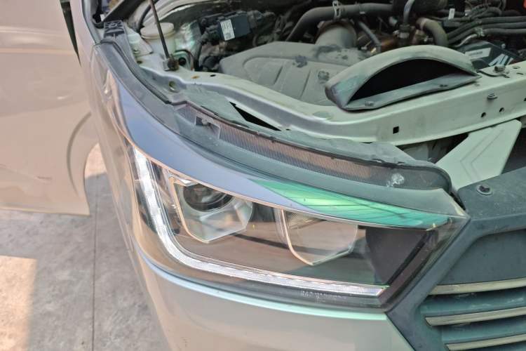 Used Foton Scenic G5 2024 2.0T Diesel Professional Edition Open-Window 5-9 Seater 4F20TC3 Right Front Headlight
