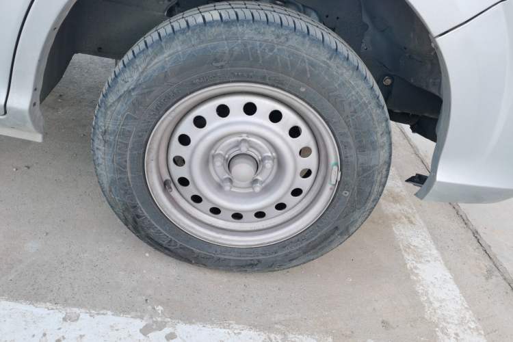Used Foton Scenic G5 2024 2.0L Gasoline Commercial Version Open-Window 5/6-Seater DAN20L Right Front Wheel Hub